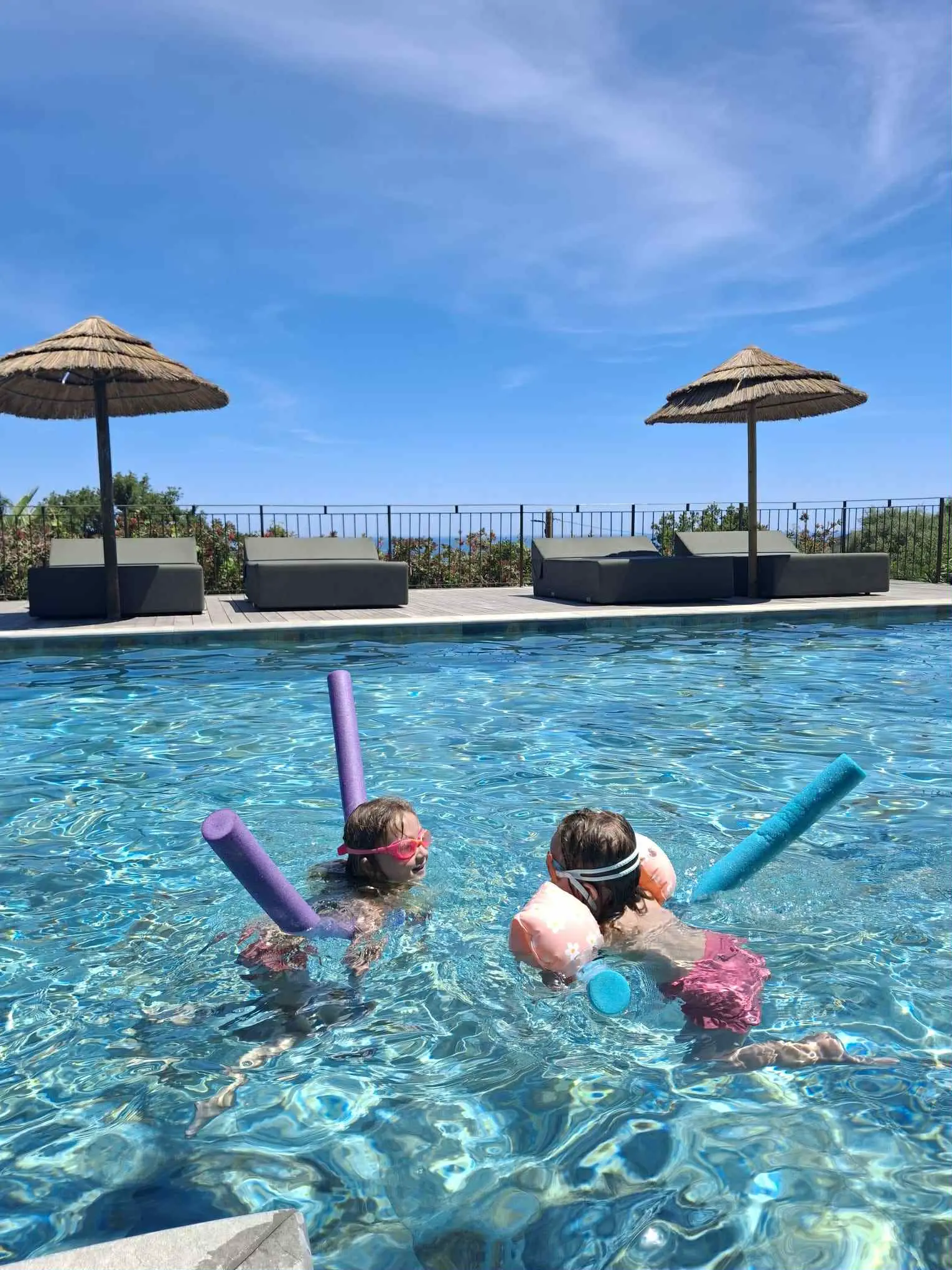 Enfants qui jouent à la piscine