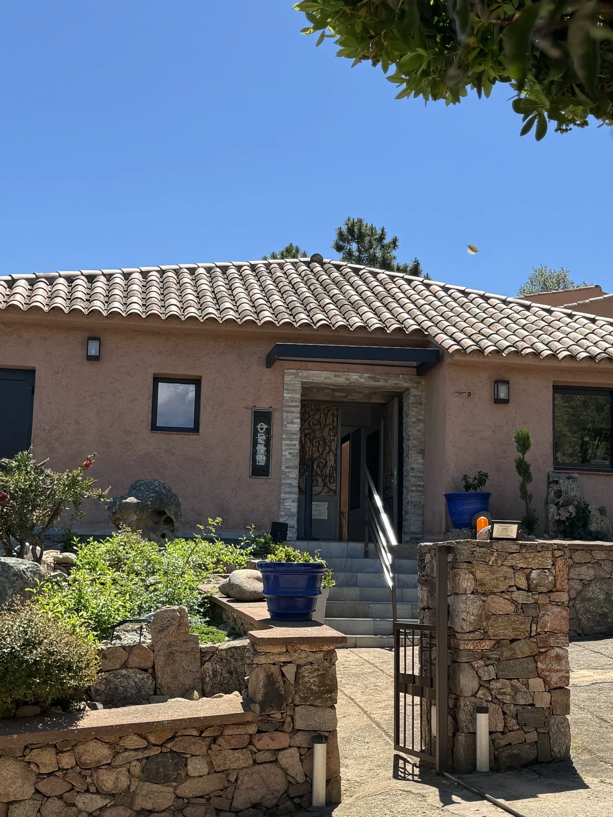 Entrée et réception de la résidence