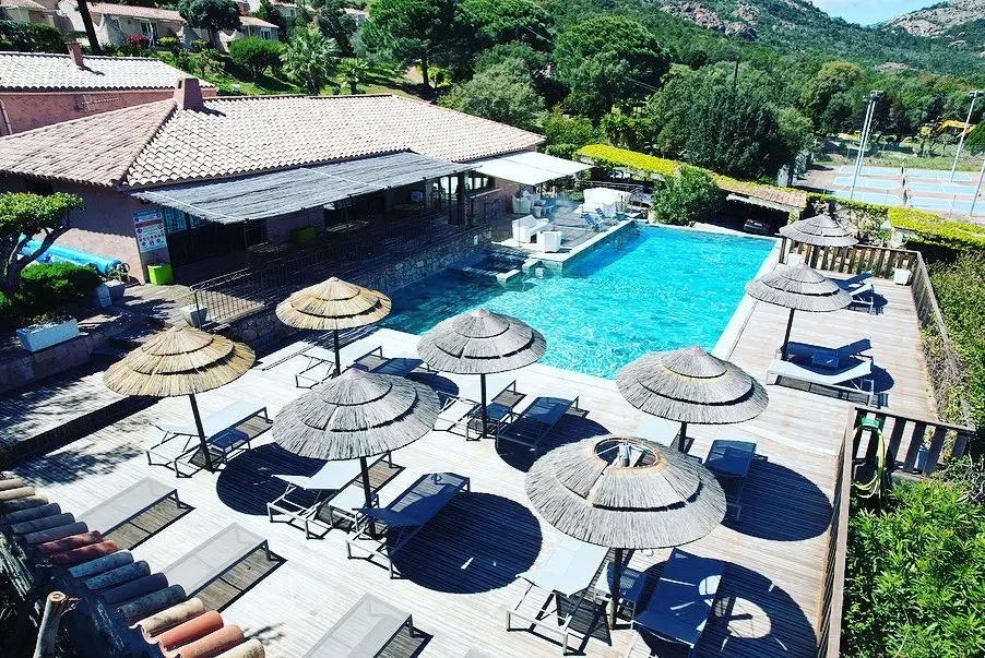 Piscine chauffée de la résidence U Pirellu avec vue mer