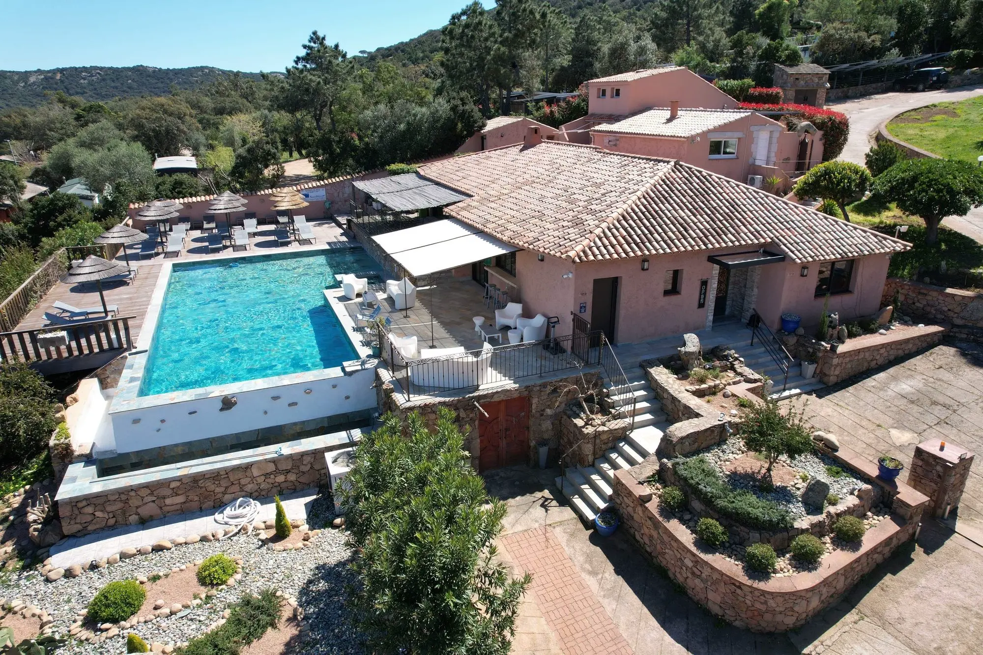 Piscine et bar de la réception