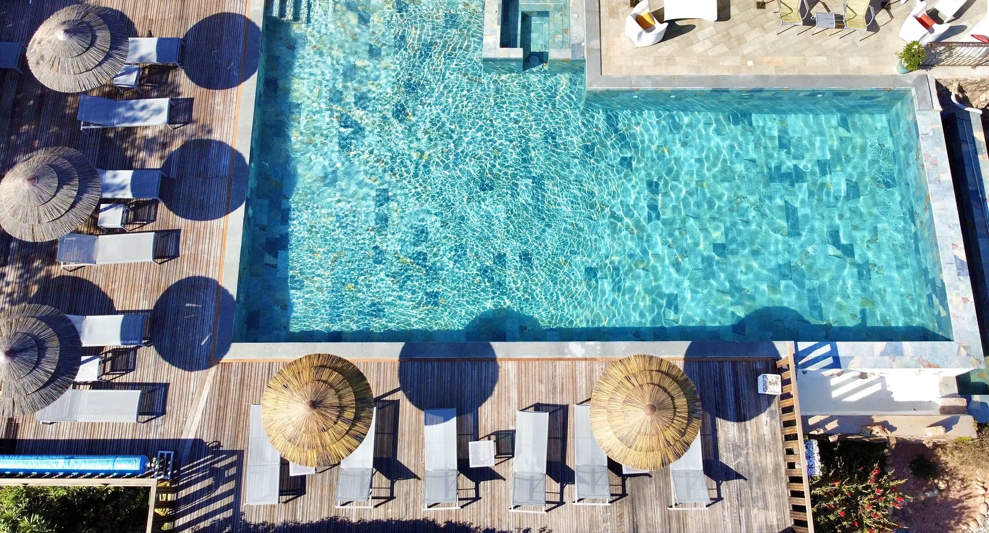 Terrasse repas au bord de la piscine