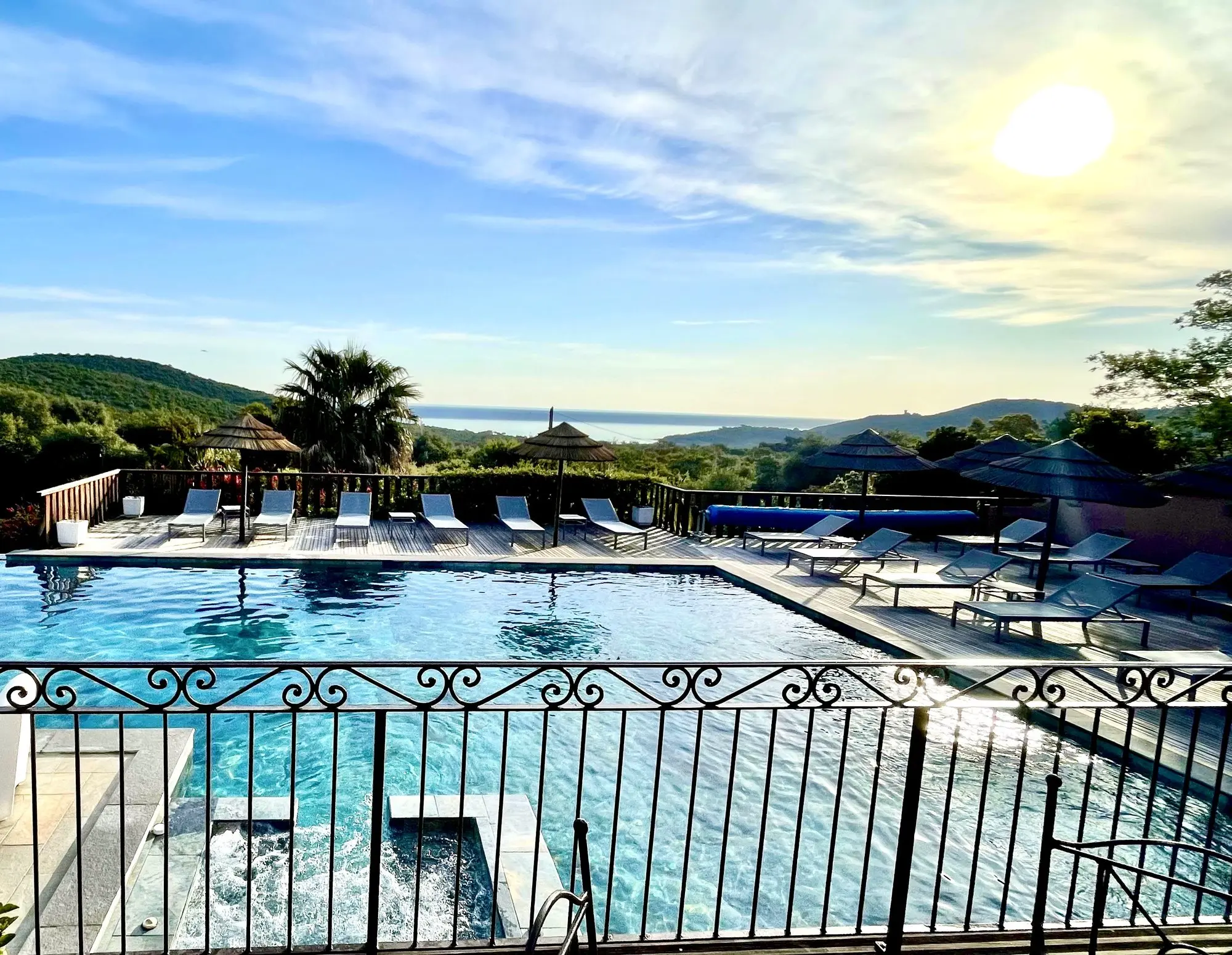 Vue mer depuis le bar piscine