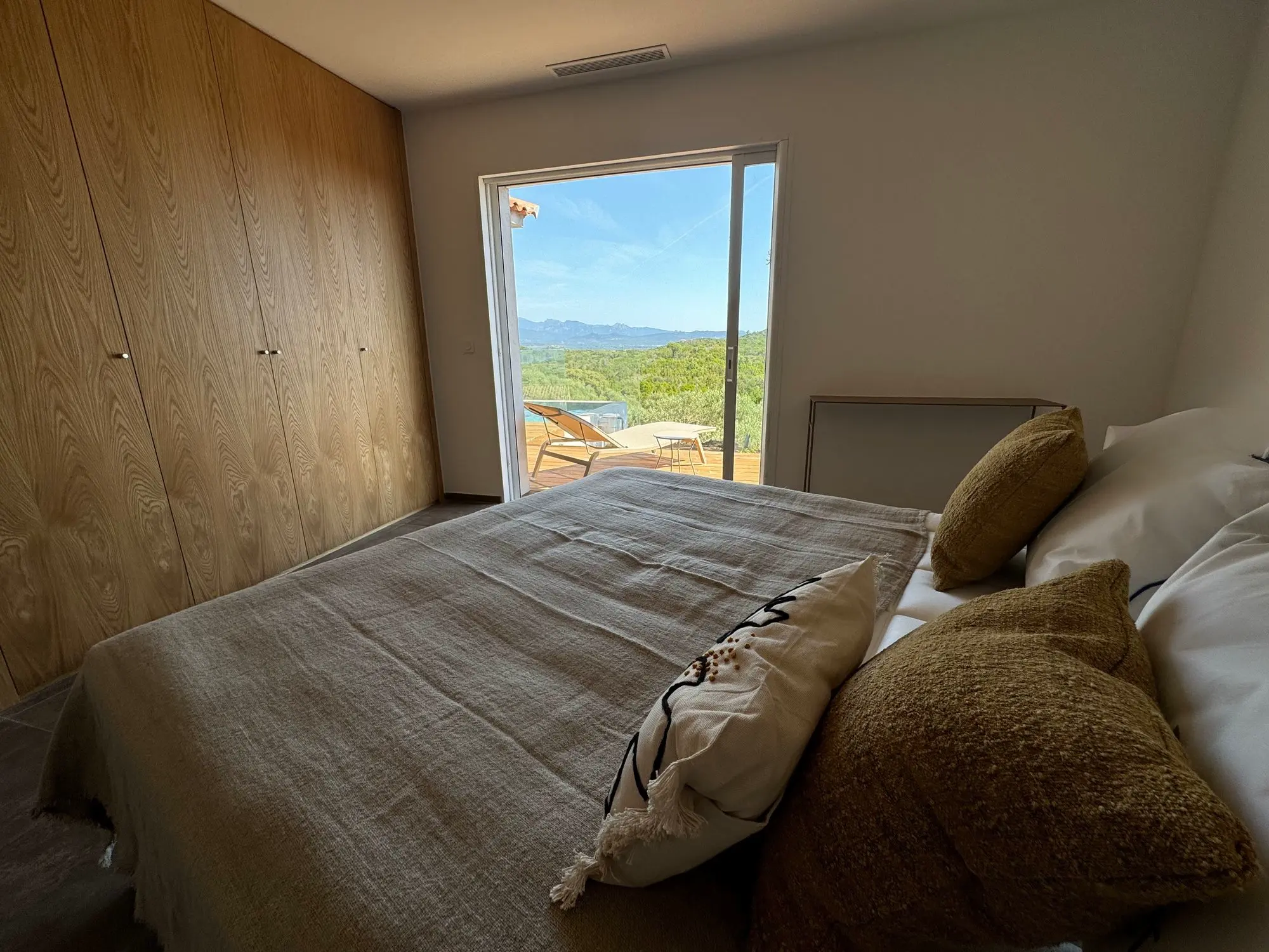 Chambre parentale vue mer villa Ugliastru